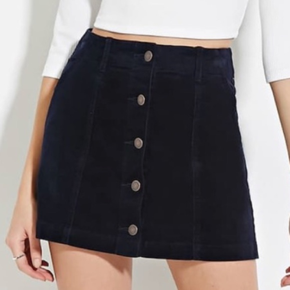 Mid length black buttoned skirt